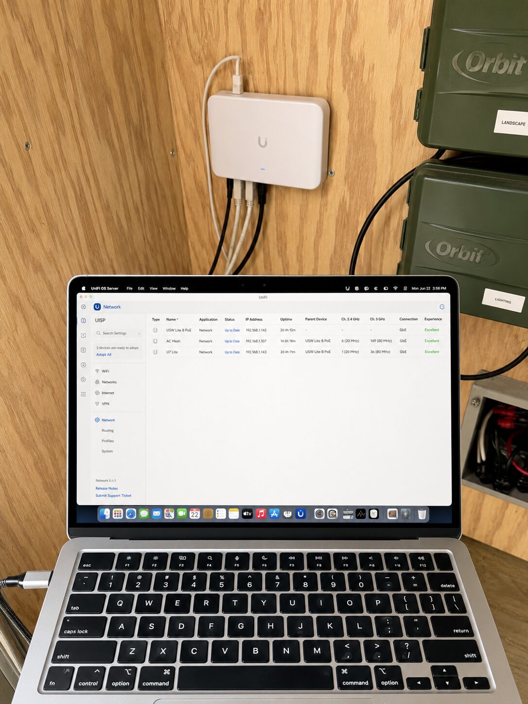 UniFi switch installed, monitored live through the UISP dashboard